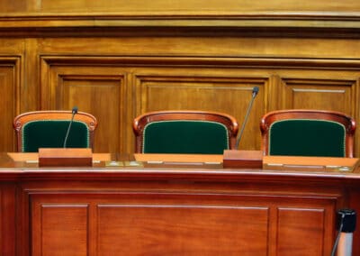 "Ce n'est pas un comptoir, c'est une barre de tribunal, monsieur !"