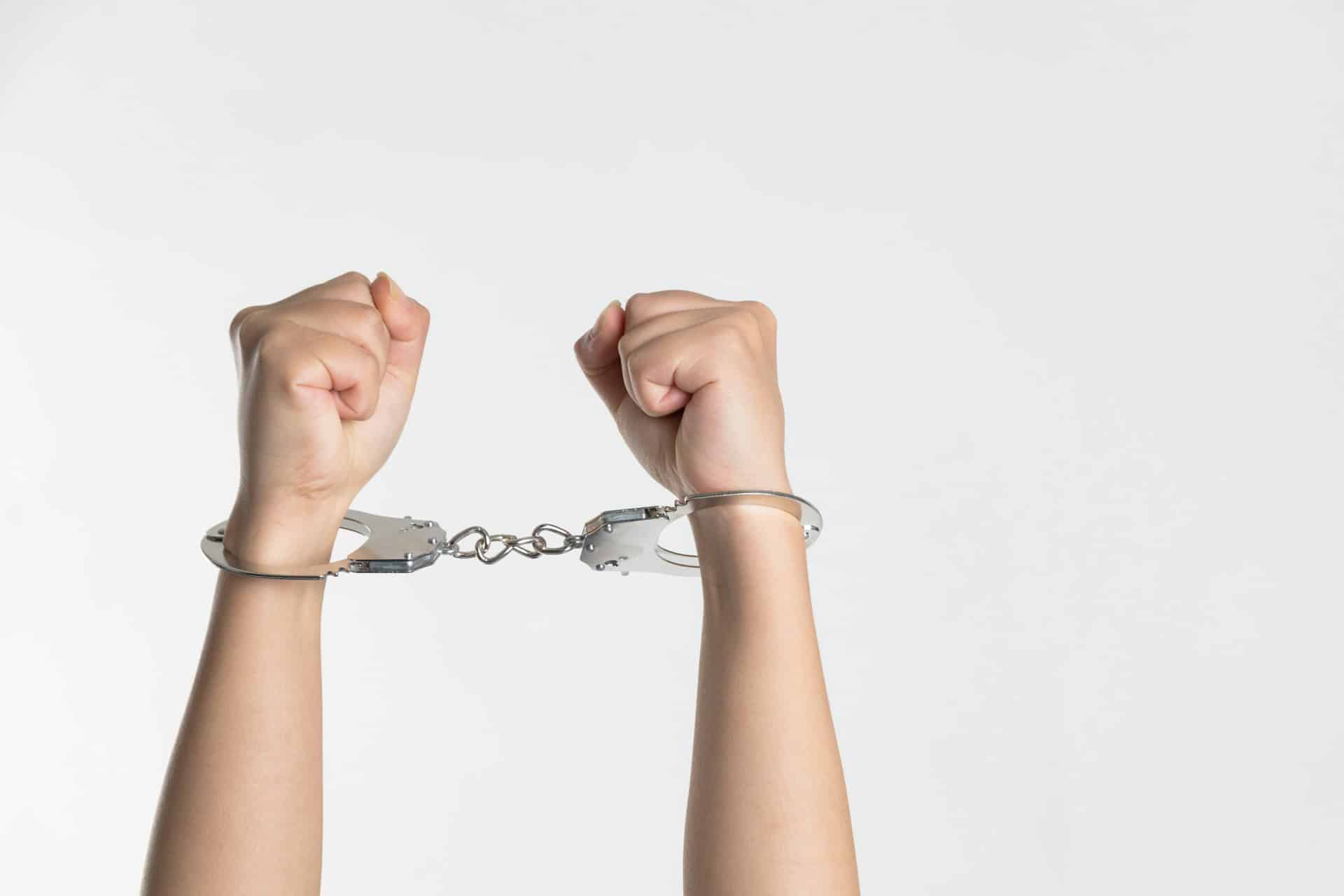 "Votre femme dit que vous l'enfermez sur le balcon pour la punir de fumer"