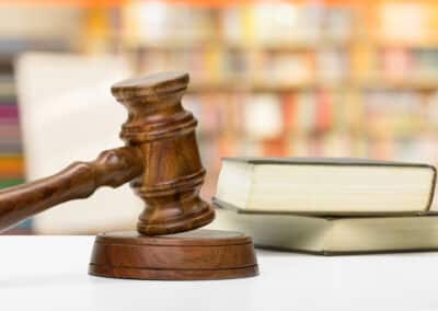 "Ce tribunal est une succursale de la cour des Miracles !"