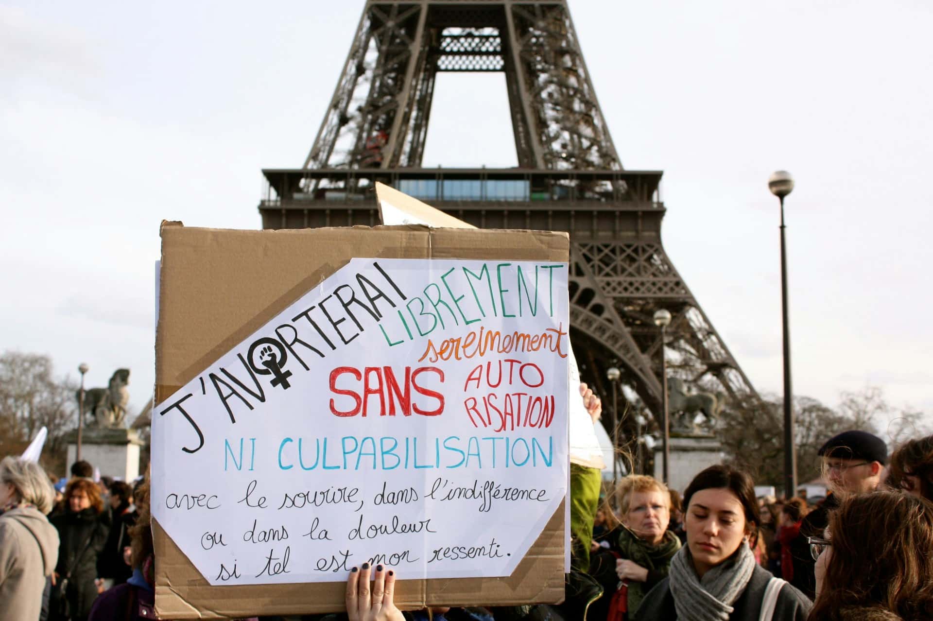 IVG dans la Constitution : pourquoi ce projet divise les juristes