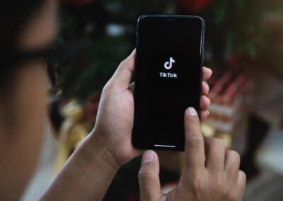 Sept familles françaises face à TikTok : bras de fer inédit