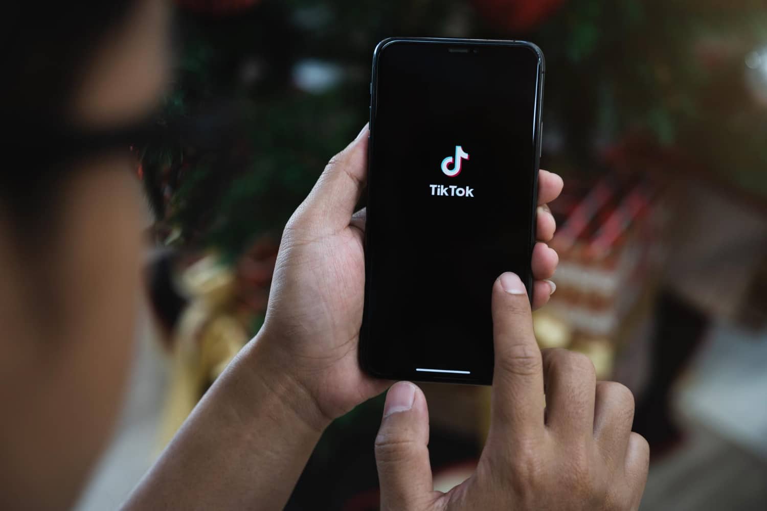Sept familles françaises face à TikTok : bras de fer inédit