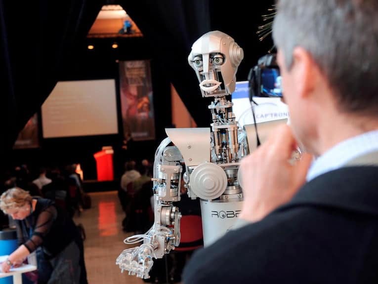 Responsabilité des robots : "Appliquons nos règles de droit !"